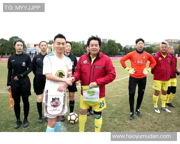 香港足球明星队齐聚一堂合影留念展现团结与拼搏精神